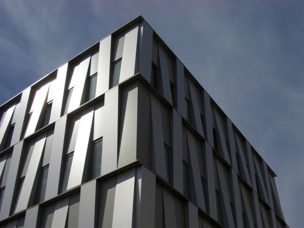 Металлические облицовочные панели в футуристическом дизайне здания
